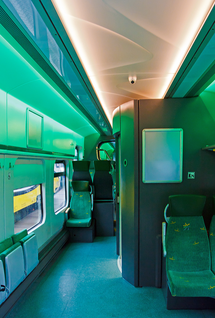 
Innenansicht von dem auf der InnoTrans 2014 (hier am 26.09.2014) präsentierten Newag Dieseltriebwagen 222M für die Koleje Mazowieckie (deutsch Masowische Eisenbahnen), hier der 222M-001 (95 51 2 720 072-8 / 95 51 2 720 073-6). Für mich auch sehr gelungen.

Weitere Informationen: http://hellertal.startbilder.de/bild/deutschland~museen-und-ausstellungen~inno-trans-2014/383643/der-neue-zweiteilige-newag-dieseltriebwagen-222m.html