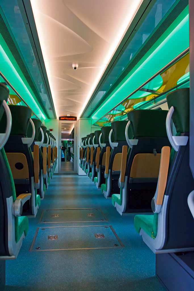 
Innenansicht von dem auf der InnoTrans 2014 (hier am 26.09.2014) präsentierten Newag Dieseltriebwagen 222M für die Koleje Mazowieckie (deutsch Masowische Eisenbahnen), hier der 222M-001 (95 51 2 720 072-8 / 95 51 2 720 073-6). Für mich auch sehr gelungen.

Weitere Informationen: http://hellertal.startbilder.de/bild/deutschland~museen-und-ausstellungen~inno-trans-2014/383643/der-neue-zweiteilige-newag-dieseltriebwagen-222m.html