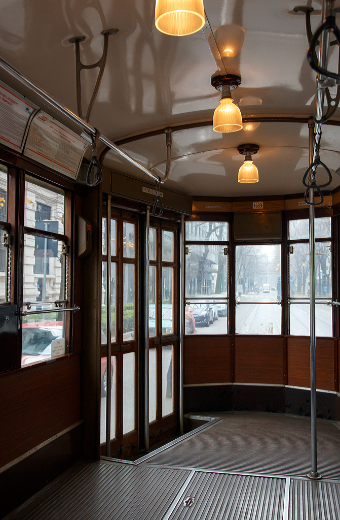 Innenansicht von dem   Ventotto  1689 (ATM-Baureihe 1500), am 28.12.2015 in Mailand.
 
Die Trams der ATM-Baureihe 1500 sind die �ltesten planm��ig eingesetzten Stra�enbahnwagen in Europa.