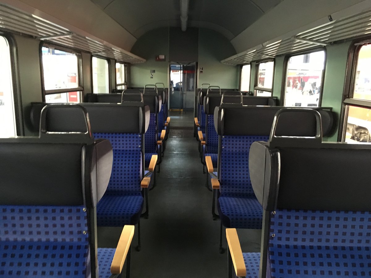 Inneneinrichtung eines Stuttgarter Steuerwagens im Design OFV/DBM am 05.05.17

Blick auf die Sitzbänke.