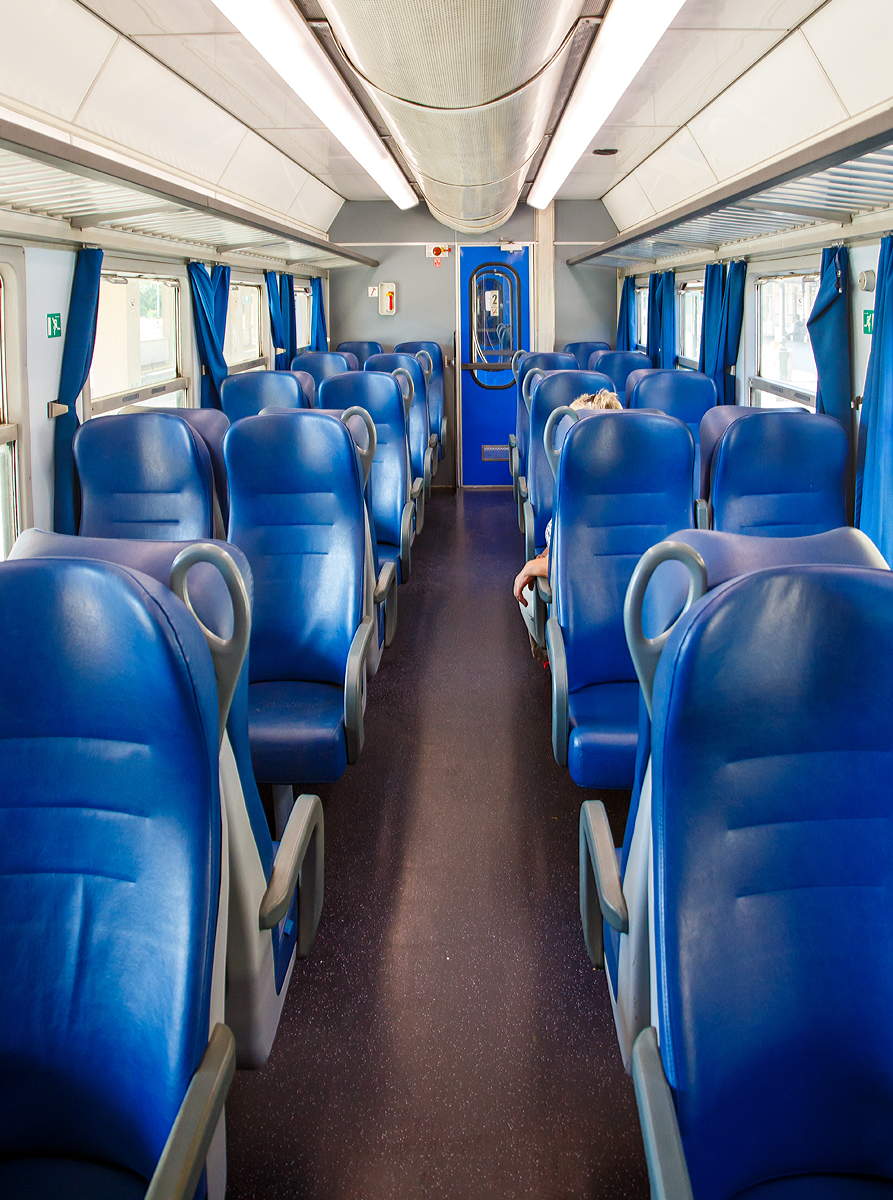 
Innenraum des Nahverkehrs-Personenwagens 50 83 21-86 438-3 I-TN der Trenord (Tn) der Gattung nB am 04.08.2019 in Domodossola.