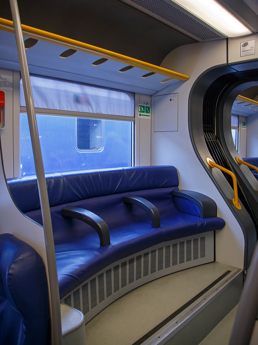 
Innenraum eines dreiteilige Minuetto Elettrico ME 009 (ALe 501 / Le 220 / ALe 502) der Trenitalia hier am 05.08.2019 auf der Fahrt von Domodossola nach Villadossola.
Der Minuetto ist komfortabler klimatisierter Elektrotriebwagenzug der auf dem Alstom Coradia Meridian basiert. Diese Nahverkehrstriebzüge wurden speziell für den italienischen Markt entwickelt wurden. Sie wurden Produktionsstandorten in Italien gebaut. 