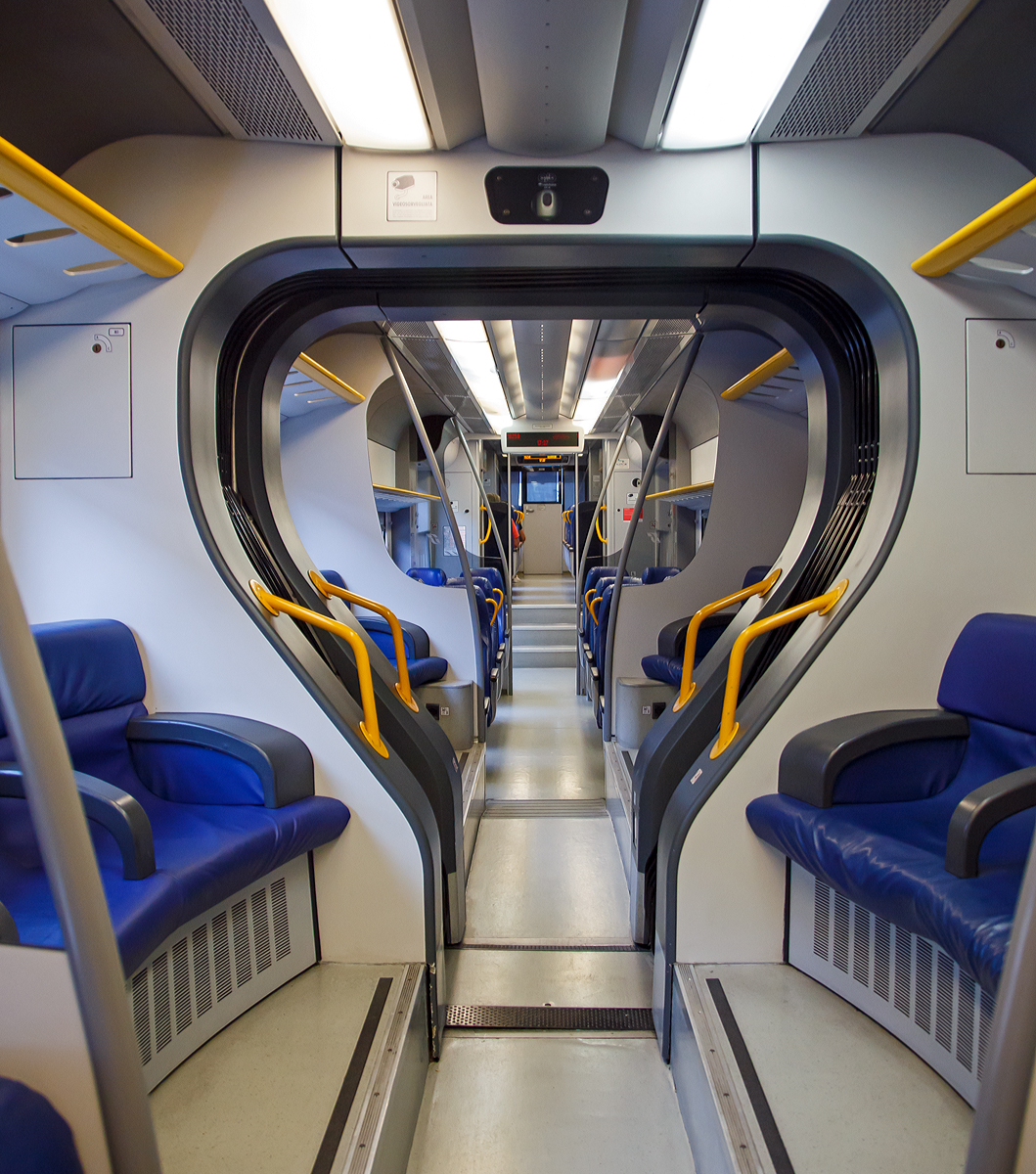 
Innenraum eines dreiteilige Minuetto Elettrico ME 009 (ALe 501 / Le 220 / ALe 502) der Trenitalia hier am 05.08.2019 auf der Fahrt von Domodossola nach Villadossola.
Der Minuetto ist komfortabler klimatisierter Elektrotriebwagenzug der auf dem Alstom Coradia Meridian basiert. Diese Nahverkehrstriebzüge wurden speziell für den italienischen Markt entwickelt wurden. Sie wurden Produktionsstandorten in Italien gebaut. 