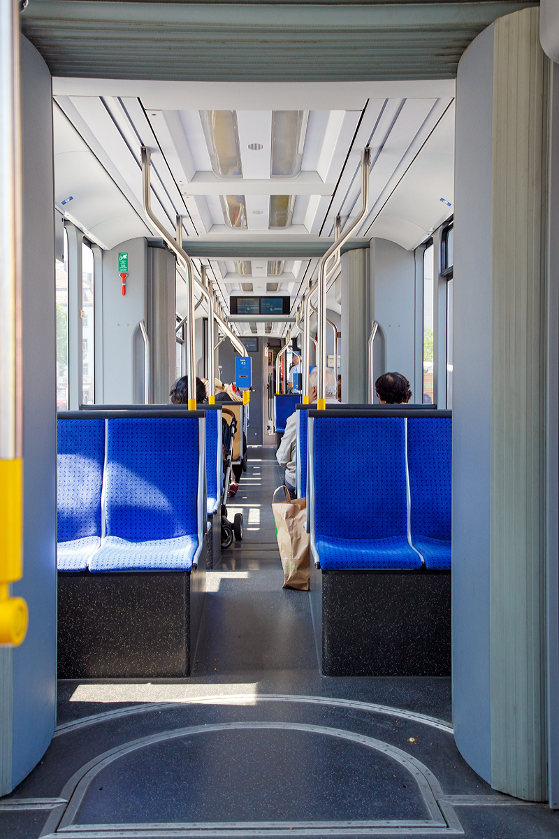 Innenraum der MVG-Baureihe S 1.4, die MVG Variobahn  2301 (ein fünfteiliger, sechsachsiger Niederflur-Gelenktriebwagen vom Typ Stadler Variobahn) am 04.06.2019 (München-Pasing).