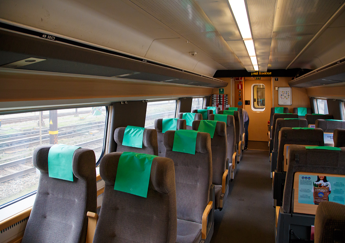 
Innenraum Wagen 4 von dem SJ X2K 2033 am 20.03.2019 in Kopenhagen. Allgemein sind die SJ X2 auch unter dem Markennamen X2000 bekannt. Aufgrund des vergleichsweise großzügigen schwedischen Lichtraumprofils nicht weiter erwogen, sind über den Sitzreihen recht großzügige Gepäckablagen vorhanden.

Verbindungen mit diesen Zügen werden in Schweden an den Bf.-Anzeigen als Snabbtåg (deutsch Schnellzug) geführt.
