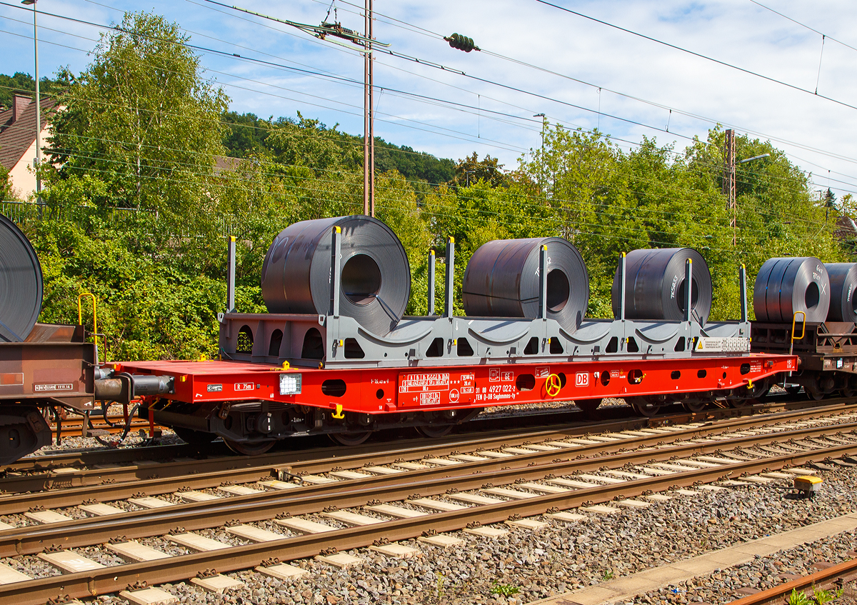 
Innovative Güterwagen: 6-achsiger Flachwagen BraCoil-Saghmmns-ty 488 der DB Cargo mit UIC-Nr. 31 80 4927 022-2 D-DB am 24.07.2020 bei einer Zugdurchfahrt in Kreuztal. Hier beladen mit drei Warmband-Coils.

Insgesamt wurden 12 Innovative Güterwagen aus vier verschiedenen Wagengattungen neu entwickelt und als Prototypen gefertigt. U.a. entwickele die DB Cargo als Wagentyp einen sechs-achsigen Flachwagen für den Transport von Stahlprodukten. Der Flachwagen ist multifunktional einsetzbar und kann neben Stahl-Brammen und Stahl-Coils. Nach Abnehmen des Ladegestells kann der Güterwagen auch zum Transport von 1×40-, 2×20- oder 1×20-Fuß Containern eingesetzt werden. Dabei ist ein Ladegutwechsel ohne Anpassung des Wagens möglich.

Das Ladegestell besitzt 5 Lademulden für Blechcoils, oder kann Stahl-Brammen bis zu einer Länge von 12 m aufnehmen. In Querrichtung sind die Blechcoils durch ein System von abgefederten Lamellen und die Brammen durch seitliche abnehmbare Rungen gesichert. 
Langfristig denk man an einen Ersatz der rund 3.000 Schwerlastflachwagen der DB Cargo.

TECHNISCHE DATEN:
Gattung: Saghmmns-ty 488
Hersteller: Tatravagónka a.s., Poprad (Slowakei)
Spurweite: 1.435 mm
Achsenanzahl: 6 (in 2 Drehgestelle)
Länge über Puffer: 16.400 mm
Länge der Ladefläche: 15.160 mm
Ladebreite zw. den Mulden: 2.400 mm
Max. Ladegewichte der Mulden: 45 t / 25 t / 40 t / 25 t / 45 t
Breite zw. den Rungen: 2.630 mm
Höhe der Ladefläche bzw. UK Ladegestell: 1.230 mm
Drehzapfenabstand: 9.150 mm
Achsabstand im Drehgestell: 3.400 mm (2 x 1.700 mm)
Laufraddurchmesser: 920 mm (neu)
Eigengewicht:  35.000 kg (mit Ladegestell) / 27.500 ohne (Ladegestell)
Höchstgeschwindigkeit: 100  km/h (beladen) / 120 km/h (leer)
Maximales Ladegewichte: 91 t (Streckenklasse D4)
Maximale Tragfähigkeit: 100,0 t
Ohne Ladegestell können die Ladegewichte 7,5 t höher sein.
Kleinster bef. Gleisbogenradius: 75 m
Drehgestellt: BA 714.4, 2xBg
Bauart der Bremse: KNORR KE-GP-A(K) – 2x12“ 
Bremsklotzsohle: COSID 810
Intern. Verwendungsfähigkeit: TEN
