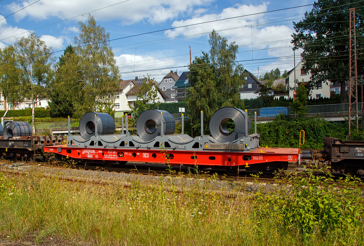 Innovative Güterwagen: 6-achsiger Flachwagen BraCoil-Saghmmns-ty 488 der DB Cargo mit UIC-Nr. 31 80 4927 099-0 D-DB am 24.08.2021 bei einer Zugdurchfahrt in Kreuztal. Hier beladen mit drei Warmband-Coils.

Insgesamt wurden 12 Innovative Güterwagen aus vier verschiedenen Wagengattungen neu entwickelt und als Prototypen gefertigt. U.a. entwickele die DB Cargo als Wagentyp einen sechs-achsigen Flachwagen für den Transport von Stahlprodukten. Der Flachwagen ist multifunktional einsetzbar und kann neben Stahl-Brammen und Stahl-Coils. Nach Abnehmen des Ladegestells kann der Güterwagen auch zum Transport von 1×40-, 2×20- oder 1×20-Fuß Containern eingesetzt werden. Dabei ist ein Ladegutwechsel ohne Anpassung des Wagens möglich.

Das Ladegestell besitzt 5 Lademulden für Blechcoils, oder kann Stahl-Brammen bis zu einer Länge von 12 m aufnehmen. In Querrichtung sind die Blechcoils durch ein System von abgefederten Lamellen und die Brammen durch seitliche abnehmbare Rungen gesichert. 
Langfristig denk man an einen Ersatz der rund 3.000 Schwerlastflachwagen der DB Cargo.

TECHNISCHE DATEN:
Gattung: Saghmmns-ty 488
Hersteller: Tatravagónka a.s., Poprad (Slowakei)
Spurweite: 1.435 mm
Achsenanzahl: 6 (in 2 Drehgestelle)
Länge über Puffer: 16.400 mm
Länge der Ladefläche: 15.160 mm
Ladebreite zw. den Mulden: 2.400 mm
Max. Ladegewichte der Mulden: 45 t / 25 t / 40 t / 25 t / 45 t
Breite zw. den Rungen: 2.630 mm
Höhe der Ladefläche bzw. UK Ladegestell: 1.230 mm
Drehzapfenabstand: 9.150 mm
Achsabstand im Drehgestell: 3.400 mm (2 x 1.700 mm)
Laufraddurchmesser: 920 mm (neu)
Eigengewicht:  35.000 kg (mit Ladegestell) / 27.500 ohne (Ladegestell)
Höchstgeschwindigkeit: 100  km/h (beladen) / 120 km/h (leer)
Maximales Ladegewichte: 91 t (Streckenklasse D4)
Maximale Tragfähigkeit: 100,0 t
Ohne Ladegestell können die Ladegewichte 7,5 t höher sein.
Kleinster bef. Gleisbogenradius: 75 m
Drehgestellt: BA 714.4, 2xBg
Bauart der Bremse: KNORR KE-GP-A(K) – 2x12“ 
Bremsklotzsohle: COSID 810
Intern. Verwendungsfähigkeit: TEN-GE

Bedeutung der Gattung Saghmmns:
S       Drehgestell-Flachwagen in Sonderbauart
a       mit 6 Radsätzen (2 dreiachsige Drehgestelle)
g       für den Transport von Großcontainern bis mit 60 Fuß
h       für den Transport liegend verladener Coils geeignet
mm      Ladelänge kleiner 18 m  (bei sechsachsigen Wagen)
n       Maximale Tragfähigkeit über 60 t
s       Höchstgeschwindigkeit bis zu 100 km/h (beladen)
