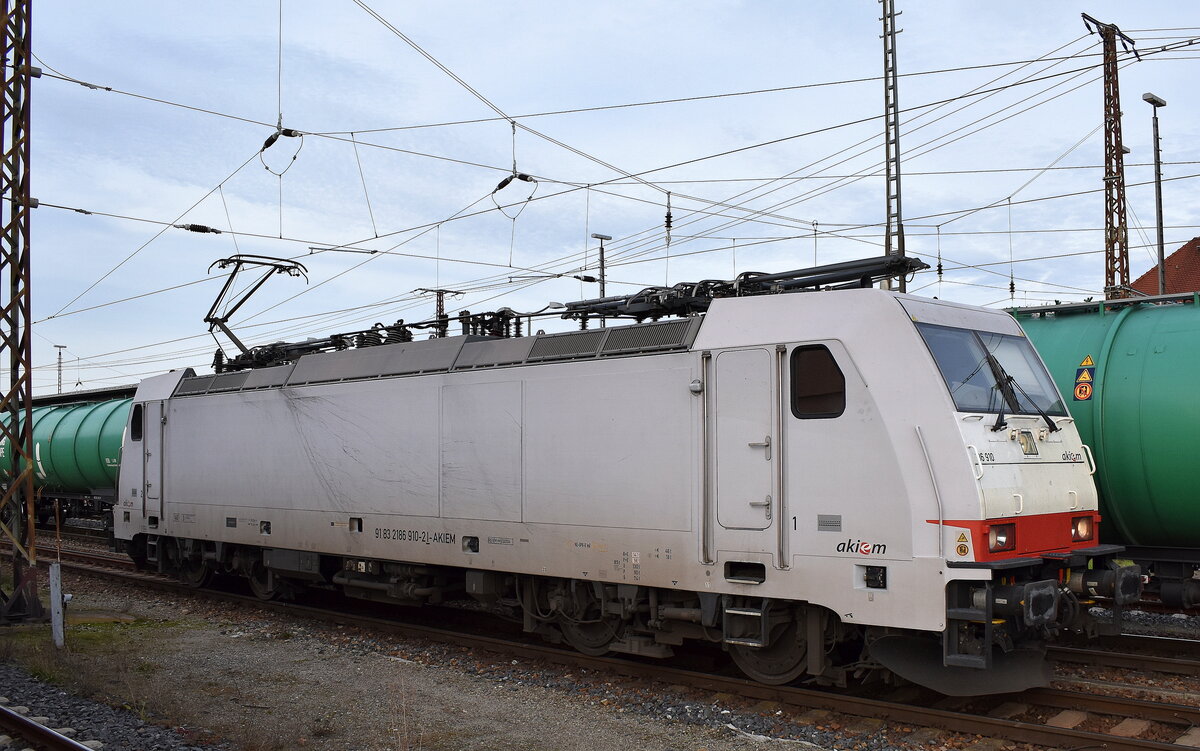Interessante, erstmalig von mir gesichtete Akiem 186ér, es handelt sich um  186 910 , im Moment ohne Frontnummerierung mit italienischer Registrierung [NVR-Nummer: 91 83 2186 910-2 I-AKIEM], aktueller Mieter??? die gerade vor einem Containerzug im Bahnhof Frankfurt/Oder umgesetzt wird, 13.11.25
