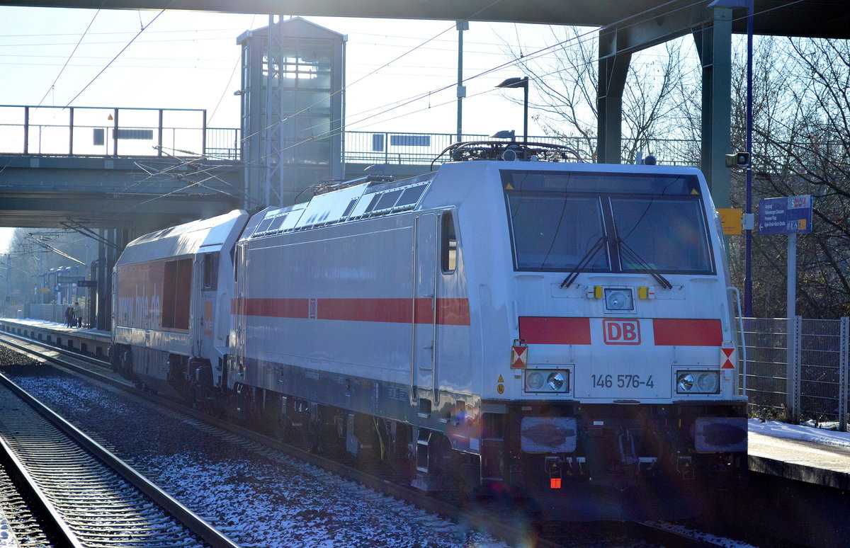 Interessante Überführungsfahrt, hvle V 490.3 (264 008-4) hat eine der DB IC-Loks im Schlepptau, es handelt sich um 146 576-4, 17.01.17 Berlin-Hohenschönhausen.