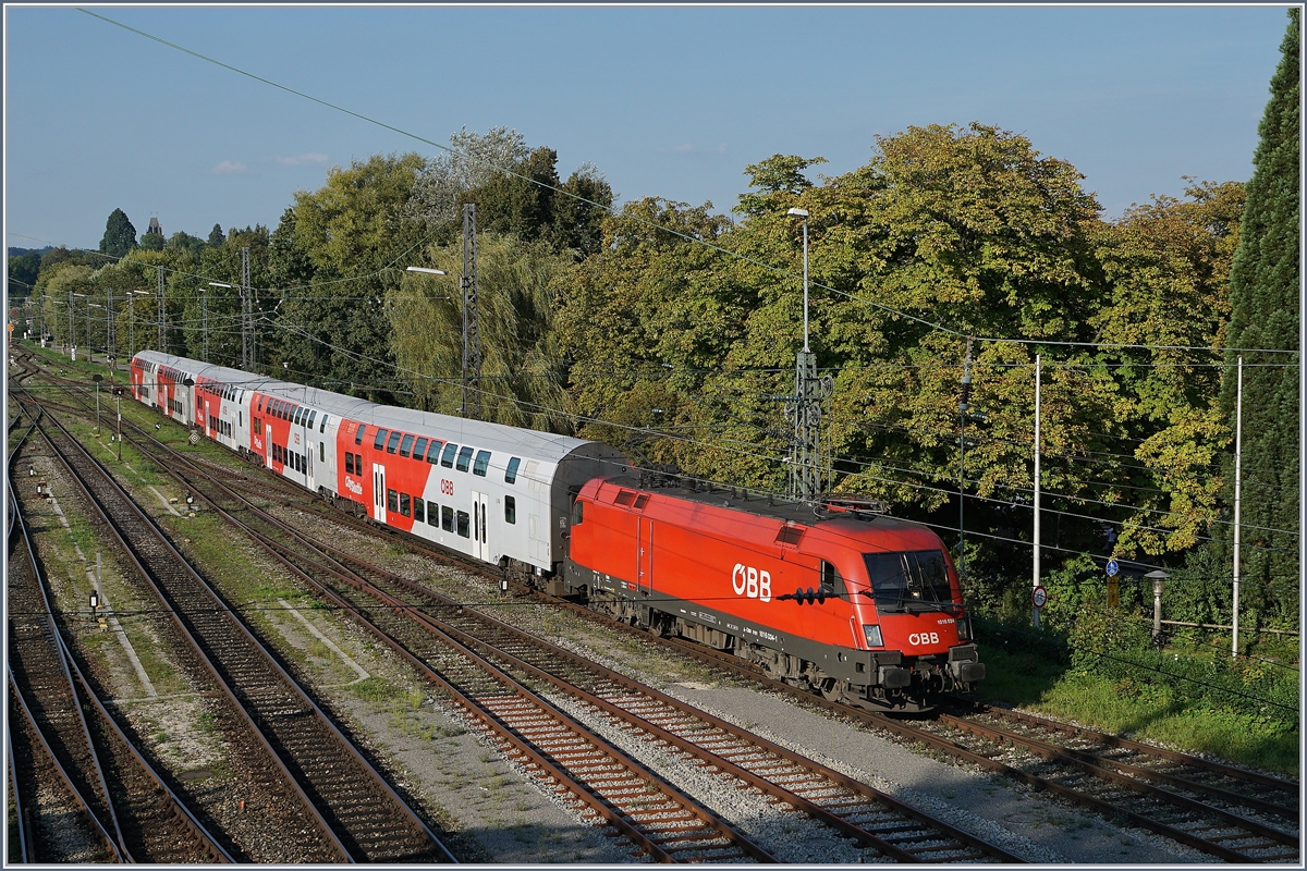 Interessanterweisse ist in den von der �BB BR 4020 dominierenten S-Bahn Vorarlberg auch eine 1016 mit Doppelstockwagen im Umlauf, hier erreicht der Zug mit der 1016 034 sein Ziel Lindau.
9. Sept. 2016