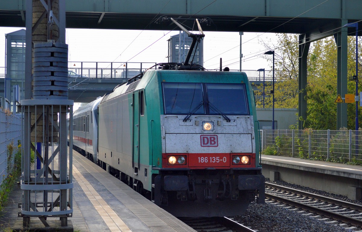 Interner Verschubdienst mit einer IC-Wagengarnitur durch 186 135-0 wahrscheinlich Richtung Berlin-Grunewald am 06.10.14 Berlin-Hohenschönhausen. 