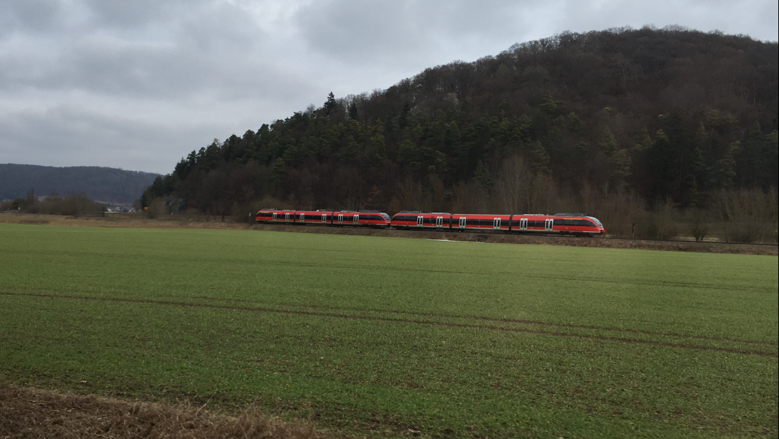Inzwischen doch schon in der Überzahl bei der RB (Munderkingen-) Ehingen - Ulm (-Langenau):
Die Talent Triebwagen der Baureihe 644 sieht man inzwischen doch schon häufiger als die alten Triebwagen der Br 628 wo bisher auf dieser Rb Linie unterwegs waren!

Im Laufe des Jahres 2017 sollen die 644 die bisherigen 628 ganz abgelöst haben was so wie es momentan schon aussieht auch definitiv der Fall sein wird.
 

So traf ich am 06.02.17 auch zwei unbekannte Triebwagen der Br 644 als Rb nach Ehingen (Donau) kurz vor ihrem nächsten Halt in Allmendingen.