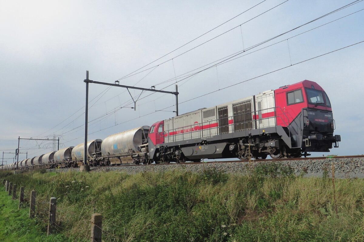 IRP 2104 schiebt der umgeleiteter Dolimezug durch Niftrik am 17 Oktober 2021.