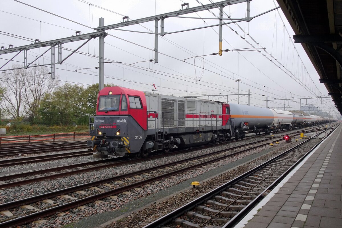 IRP 2106 schleppt ein umgeleiteter Gaskesselwagen zug durch Nijmegen nach venlo �ber die nicht elektrifizierter Maaslinie am 13 November 2021.