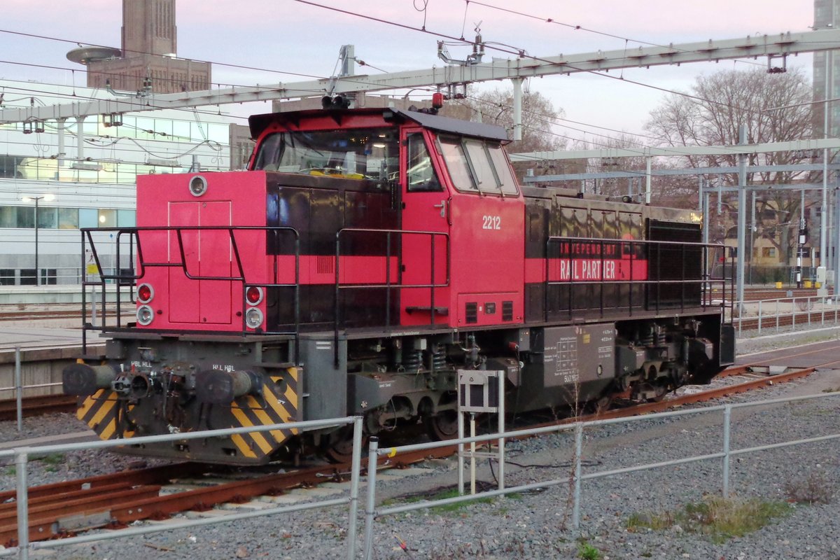IRP 2212 steht am Abend von 24 Februar 2019 in Utrecht Centraal abgestellt.