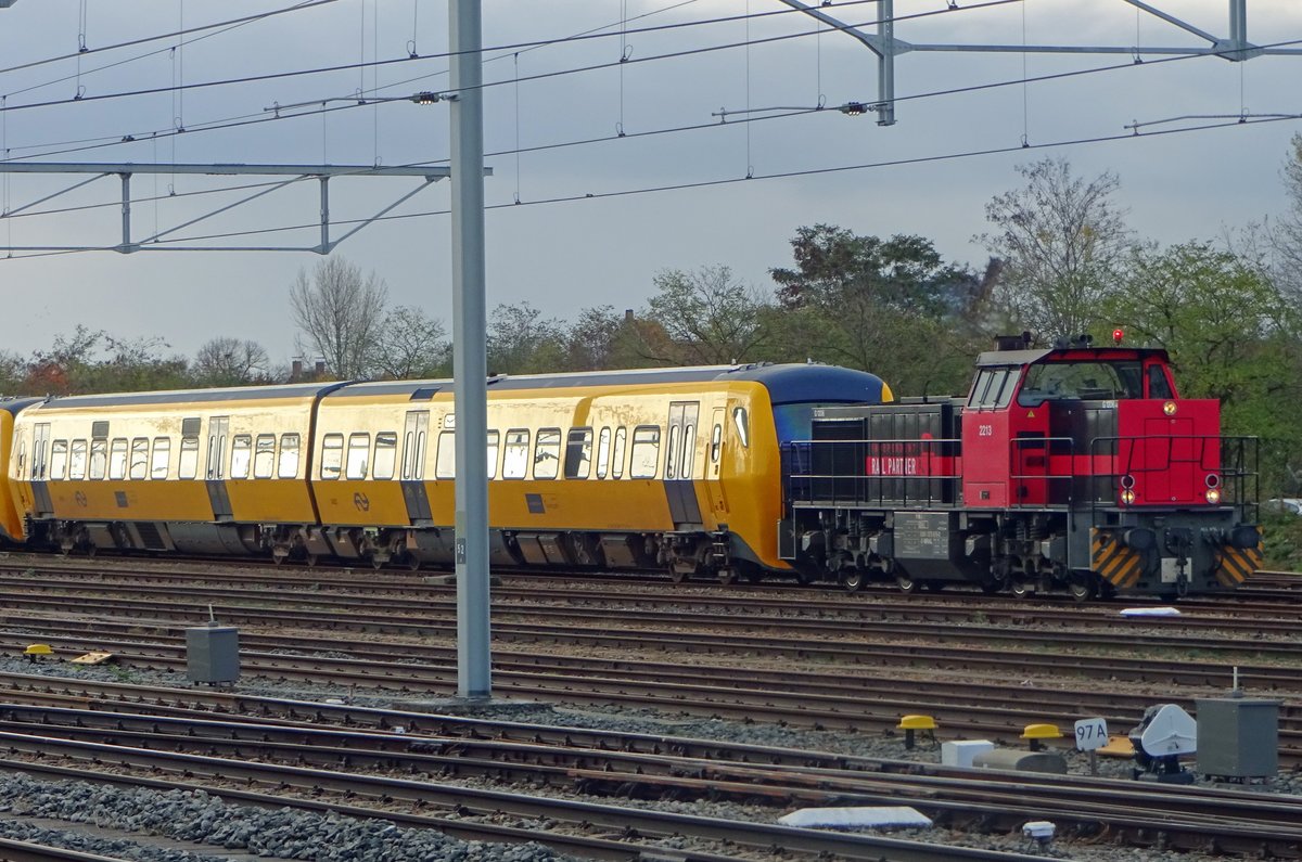 IRP 2213 rangiert am 13 November 2019 in Nijmegen mit z-gestellte DM'90er. Der Rum�nischen Verkehrsbetrieb FeroTrans kaufte in 2016 und 2018 48 dieser Triebz�ge, hatte jedoch die Export-Dokumente nicht am ordnung und nach einige Jahren m�sset der Kaufcontract ungetan gemacht werden. Weil NS reizigers und Prorail der bahnhof von Nijmegen mit ein neuer bahnsteig erweiteren willen, war der von DM'90er besatzte raum n�tig und wurden innerhalb 1 1/2 Woche alle 48 Triebz�ge nach ein Schrotthandlung in Amsterdam-Westhafen abgeschickt.