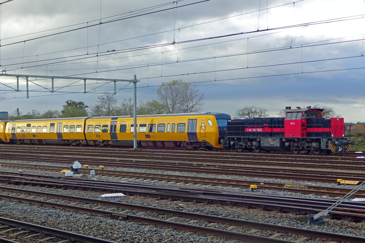 IRP 2213 rangiert am 13 November 2019 in Nijmegen mit z-gestellte DM'90er. Der Rum�nischen Verkehrsbetrieb FeroTrans kaufte in 2016 und 2018 48 dieser Triebz�ge, hatte jedoch die Export-Dokumente nicht am ordnung und nach einige Jahren m�sset der Kaufcontract ungetan gemacht werden. Weil NS reizigers und Prorail der bahnhof von Nijmegen mit ein neuer bahnsteig erweiteren willen, war der von DM'90er besatzte raum n�tig und wurden innerhalb 1 1/2 Woche alle 48 Triebz�ge nach ein Schrotthandlung in Amsterdam-Westhafen abgeschickt.