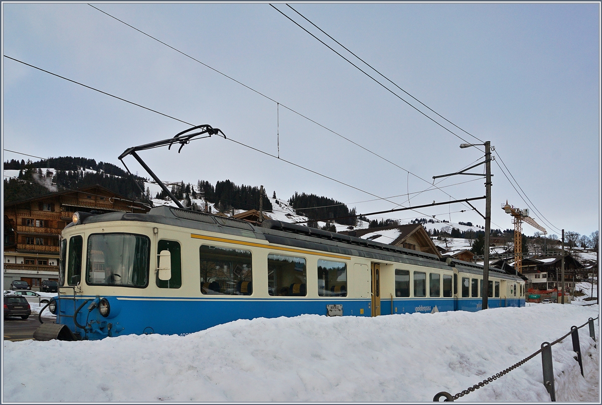 Ist der Fotograf zu klein, oder liegt zuviel Schnee? 
ABDe 8/8 4002 VAUD (bzw. was man davon noch zu sehen bekommt) in Schönried.
10. Jan. 2018