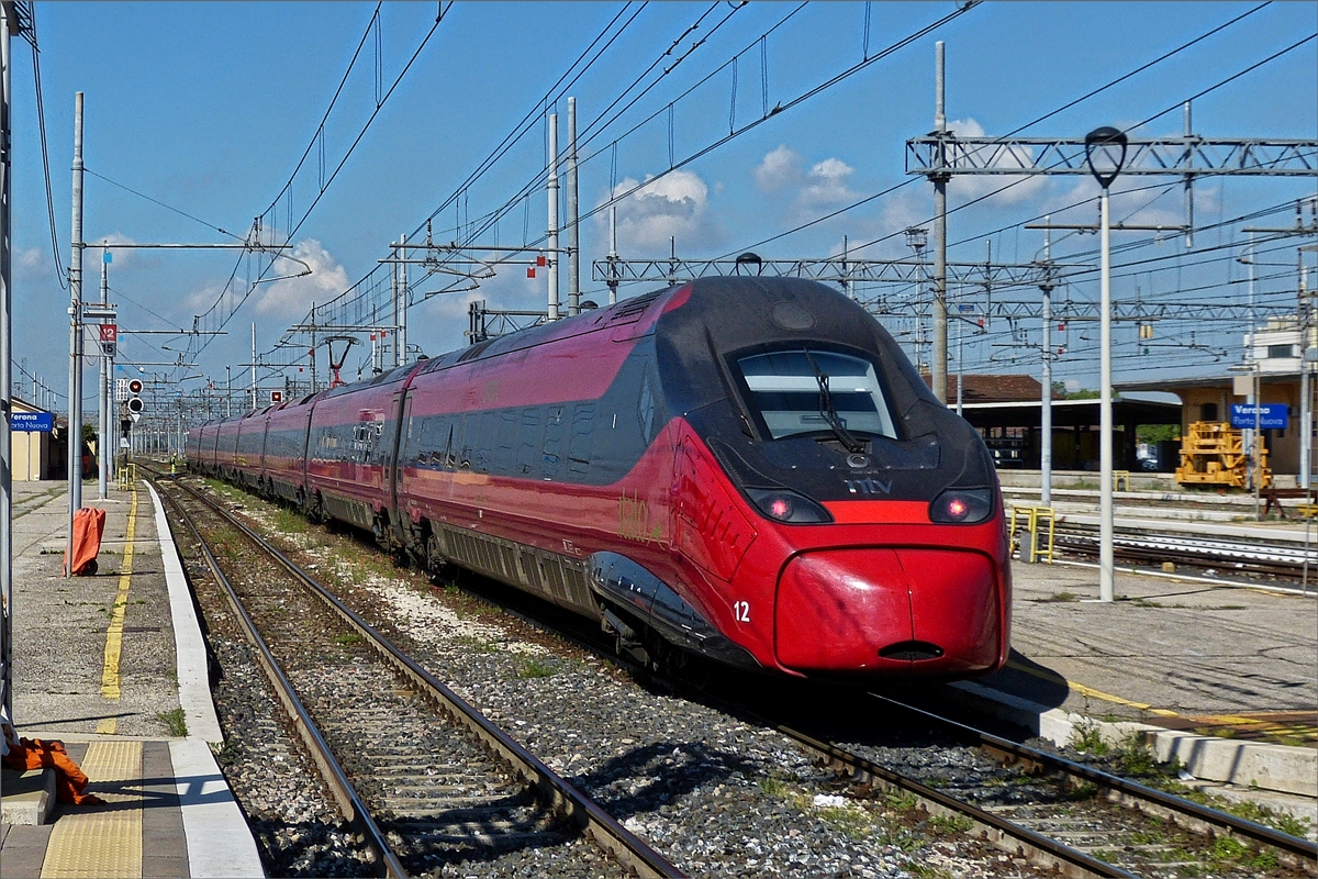  .italo EVO 12 Triebzug 93 83 4675 ..., verl�sst am 16.05.2019 in den Bahnhof von Verona.