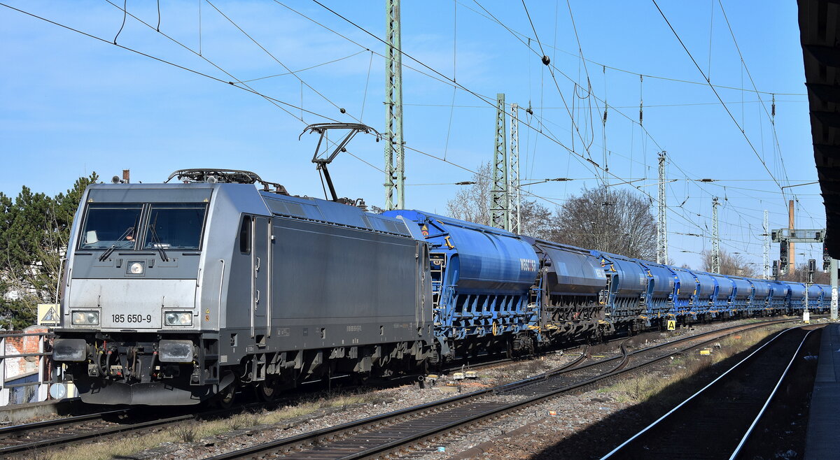 ITL - Eisenbahngesellschaft mbH, Dresden [D] mit der geleasten Akiem Lok  185 650-9  [NVR-Nummer: 91 80 6185 650-9 D-ITL] und einem Ganzzug Schüttgutwagen mit Schwenkdach 
am 03.03.26 Höhe Bahnhof Magdeburg-Neustadt.