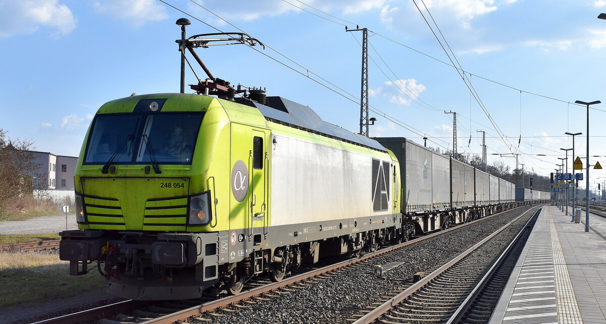 ITL - Eisenbahngesellschaft mbH, Dresden [D] mit der geleasten Alpha Trains Vectron Dual Lok  248 054-9  [NVR-Nummer: 90 80 2248 054-9 D-ITL] mit einem KLV-Zug (für den VW Konzern) am 23.03.26 Durchfahrt Bahnhof Elsterwerda.