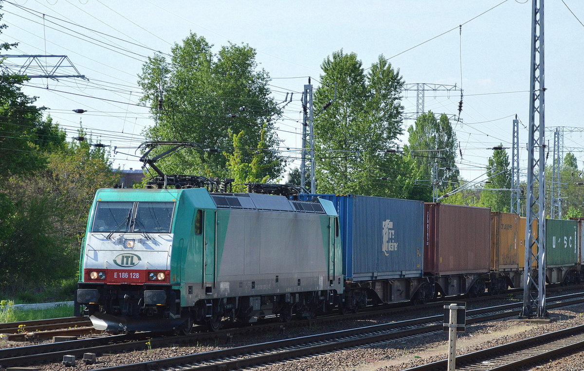 ITL mit E 186 128-5 und Containerzug am 17.05.17 Berlin-Springpfuhl.