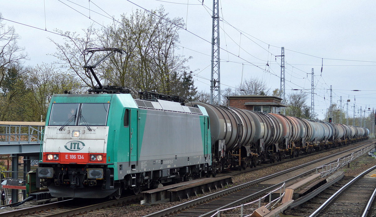 ITL mit der polnischen E 186 134 (91 51 6370 005-7 PL-ITL) und Kesselwagenzug (leer) Richtung Stendell (Schwedt) am 03.04.17 Berlin-Karow. Viele Grüße an den Tf. !!!! 