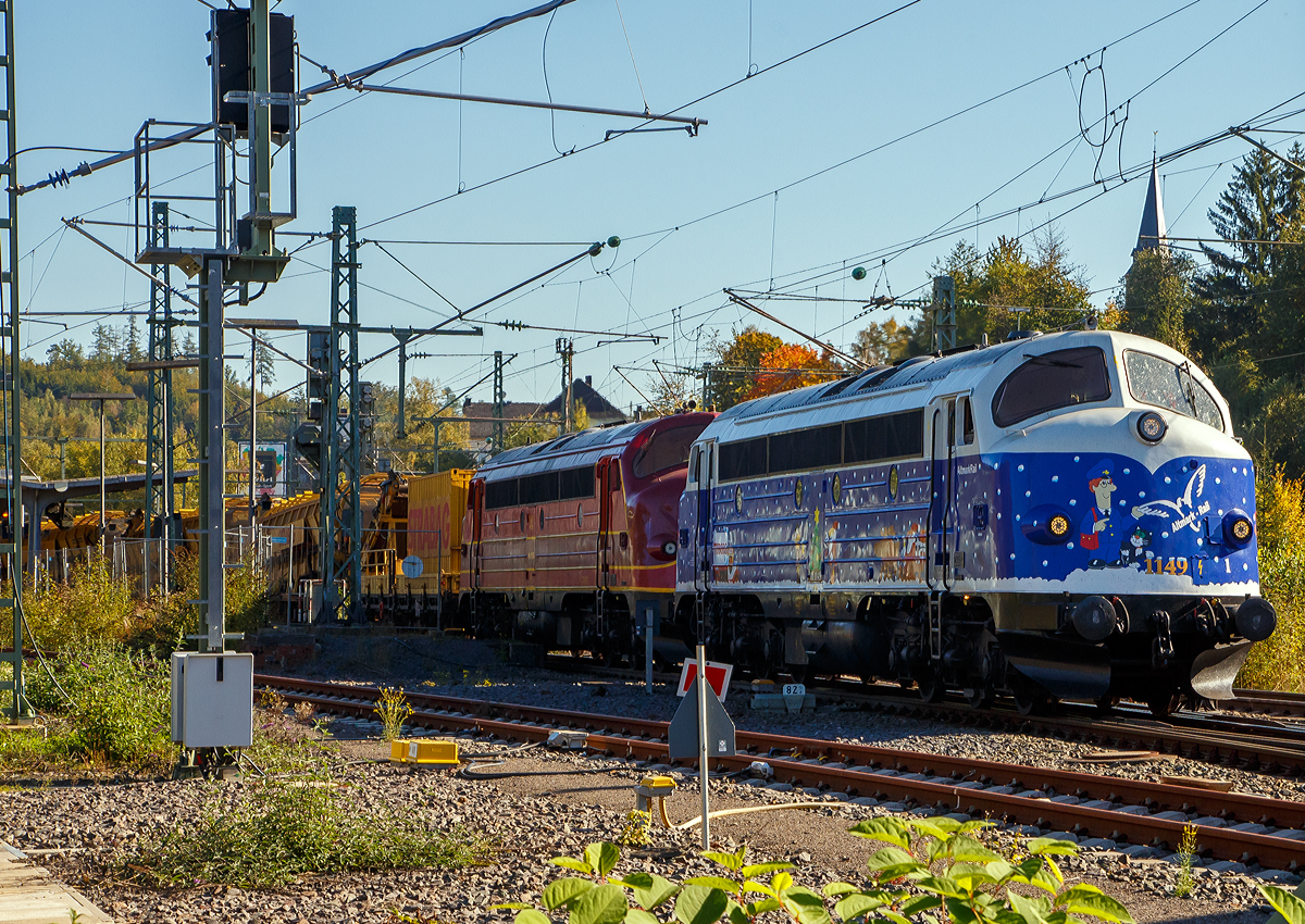 Ja ist denn bald schon Weihnachten ....
Die My 1149 (92 80 1227 008-0 D-AMR) im Tuborg Winter-Design und die My 1155 (92 80 1227 010-6 D-AMR), zwei NOHAB  AA16 der Altmark-Rail erreichen am 09.10.2021 mit einem Bauzug der STRABAG Rail GmbH Betzdorf (Sieg) und stellen den Zug im Rbf ab. Der Bauzug bestand aus der Hochleistungs-Bettungsreinigungsmaschine RM 900 VB, sowie einigen Material-, Förder- und Siloeinheiten.
