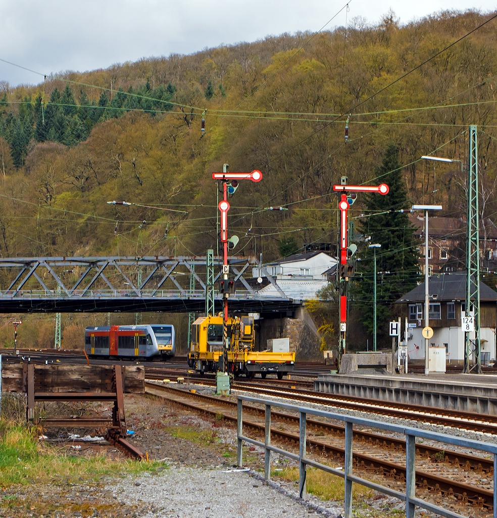 
Ja, Jeanny ich hab den Zug erwischt....;-) 

Ein Stadler GTW 2/6 der Hellertalbahn fährt am 23.04.2014 in den Bahnhof Dillenburg ein. 
Hier auf dem Gebiet von Hessen fährt er als RB 41, ansonsten auf den Gebieten von Rheinland-Pfalz und Nordrhein-Westfalen wird er als RB 96  Hellertalbahn  geführt. Er fährt die Verbindung Betzdorf/Siegen - Herdorf - Neunkirchen - Burbach - Haiger - Dillenburg.

Vorne ist ein Gleisarbeitsfahrzeug GAF 100 R  mit Gleiskraftwagenanhänger H26 - Bauart 303 abgestellt.