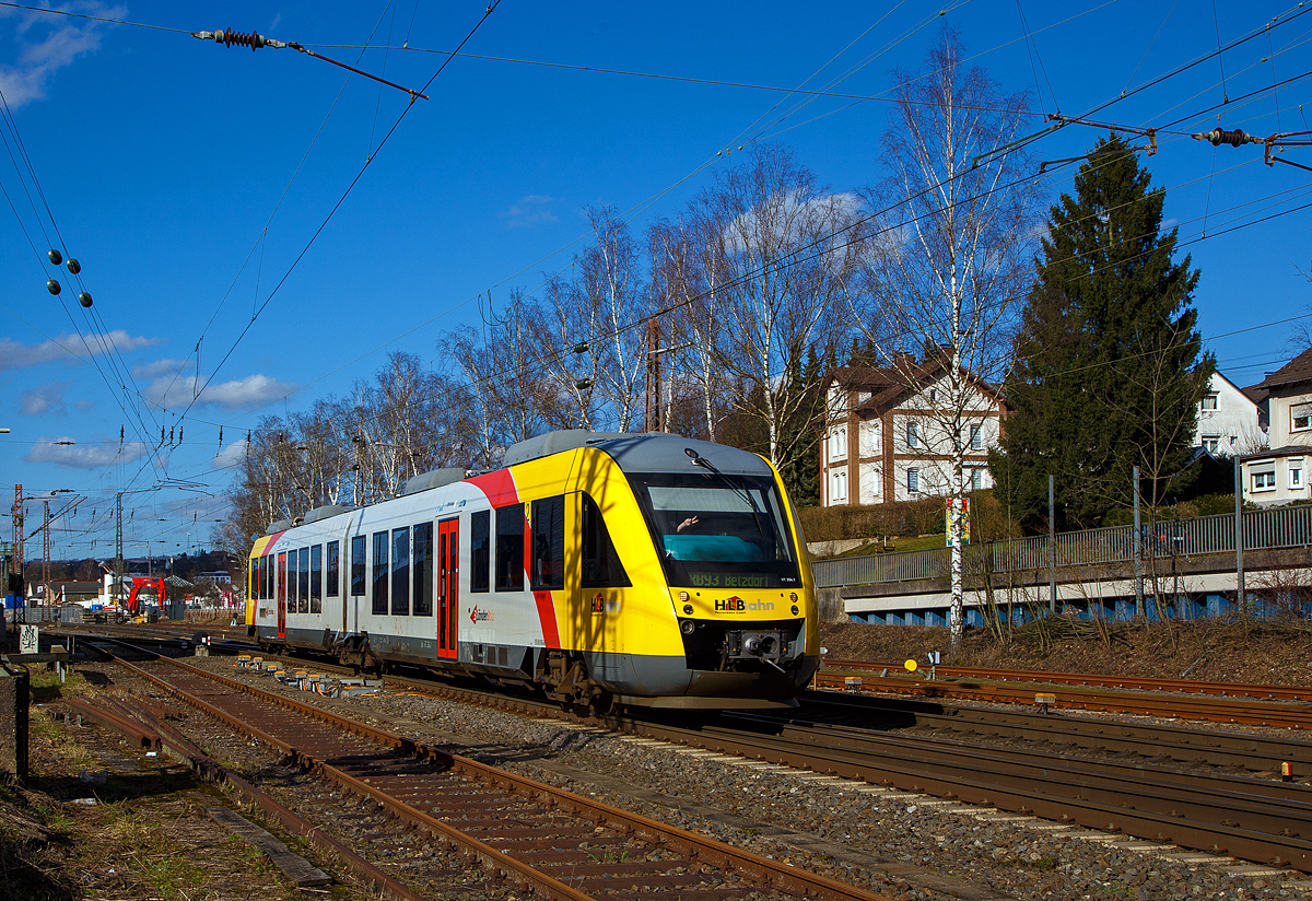 Ja, so macht das Fotografieren spaß, endlich lacht nochmal die Sonne und man wird freundlich gegrüßt.....
Der VT 264 (95 80 0648 664-0 D-HEB / 95 80 0648 164-1 D-HEB) ein Alstom Coradia LINT 41 der HLB (Hessische Landesbahn) fährt am 23.02.2022, als RB 93  Rothaarbahn  (Bad Berleburg - Kreuztal - Siegen - Betzdorf), von Kreuztal weiter in Richtung Siegen.

Nochmal einen lieben Grüß, an den sehr netten Triebfahrzeugführer zurück.
