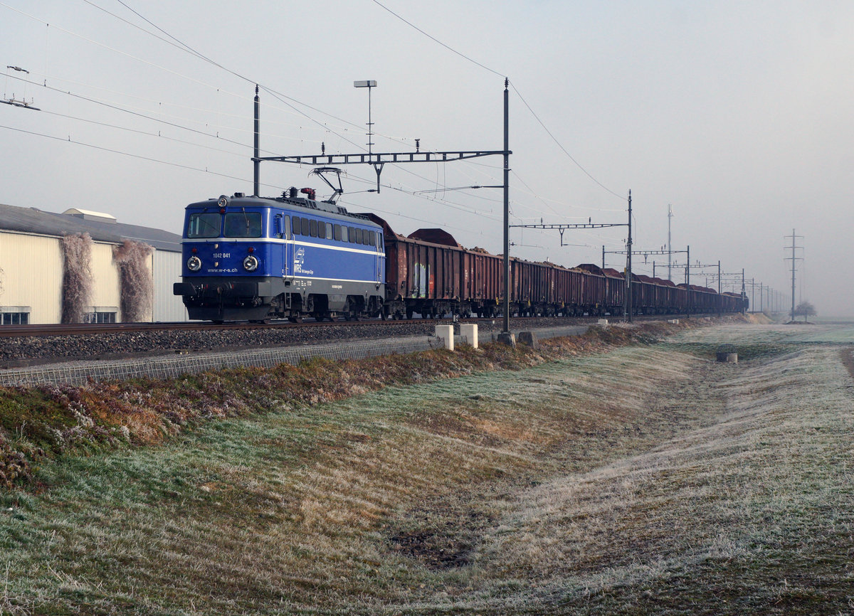 Jahresrückblick 2016
von Walter Ruetsch, Riedholz
Dezember
WRS:  Zuckerrüben aus Österreich
Zuckerrübenzug  St. Margrethen – Frauenfeld  mit der Ae 1042 041 bei  Felben-Wellhausen am 9. Dezember 2016.
