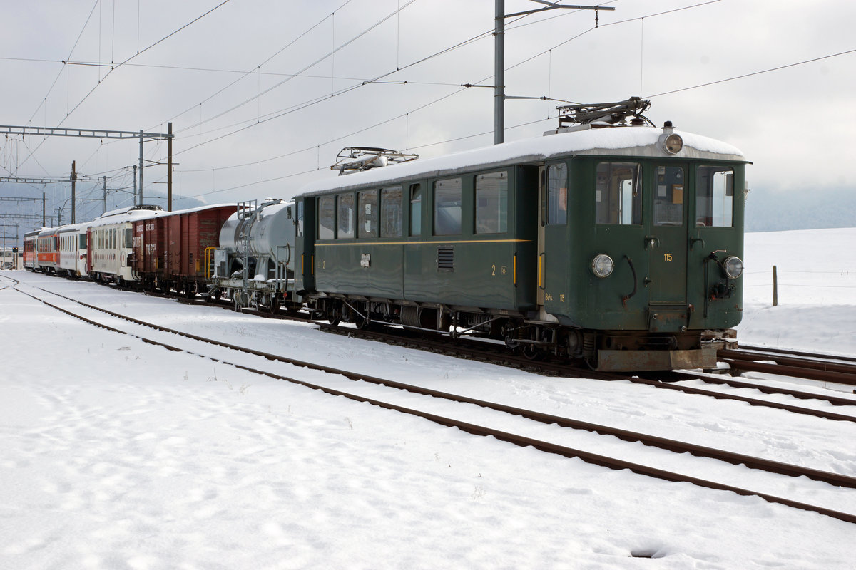 Jahresrückblick 2017
von Walter Ruetsch, Riedholz
FEBRUAR
TPF:  Freiburgische Verkehrsbetriebe.  
Das Bahnjahr  2017 könnte man auch das Jahr der Verschrottungen nennen.
Am 9. Februar 2017 warteten auf einem Abstellgeleise neben der Normal- und Schmalspur-Werkstätte Planchy mehrere Fahrzeuge auf die baldige Verschrottung.  Zum Leid des Bahnfotografen war auch der Be 4/4 115 aus dem Jahre 1905 dabei.
