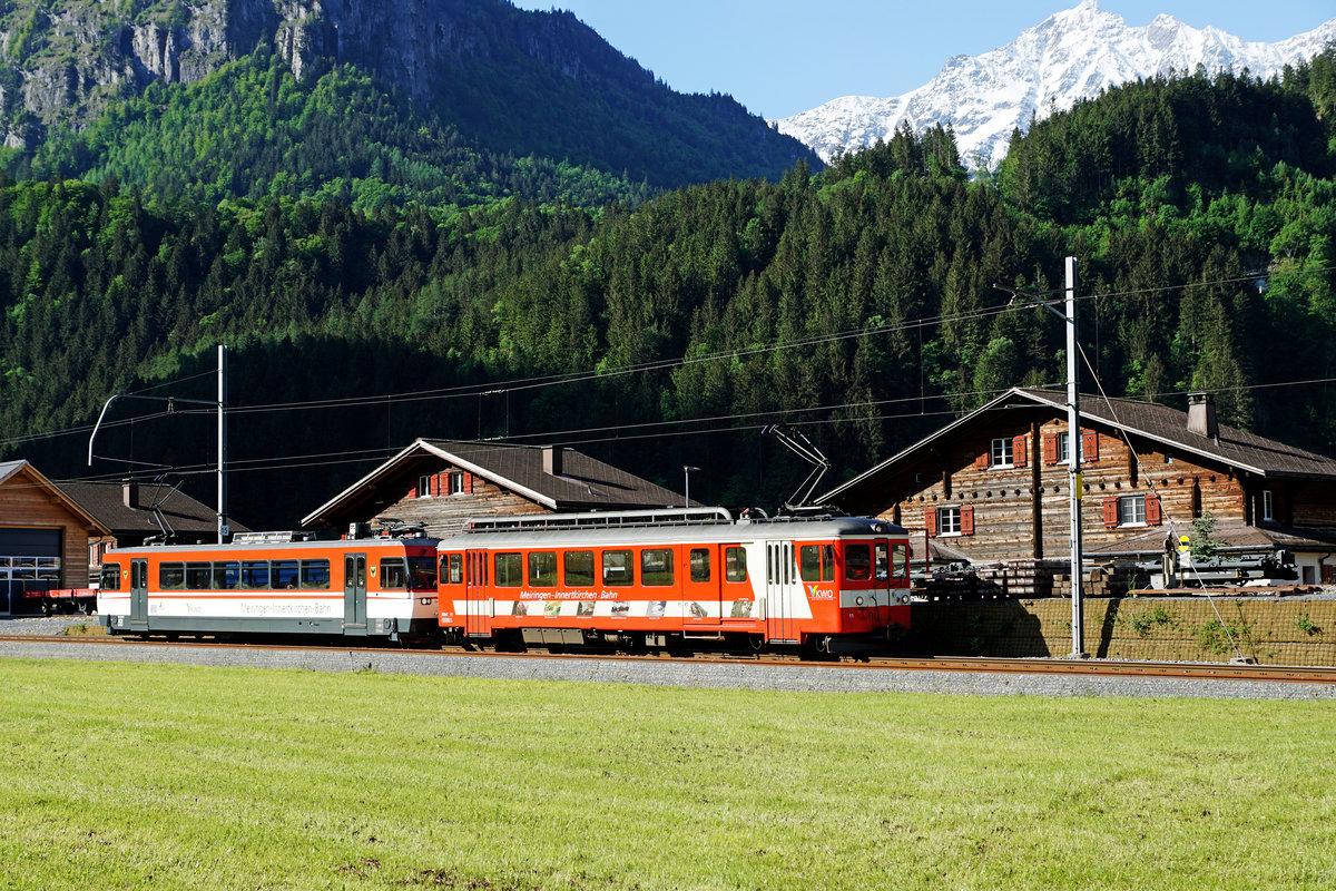JAHRESRÜCKBLICK 2018
von Walter Ruetsch
Serie Nr. 1
Regionalzug der Meiringen Innertkirchen-Bahn (MIB) mit BDe 4/4 11, ehemals CJ, und Be 4/4 8 bei Innertkirchen am 18. Mai 2018.
