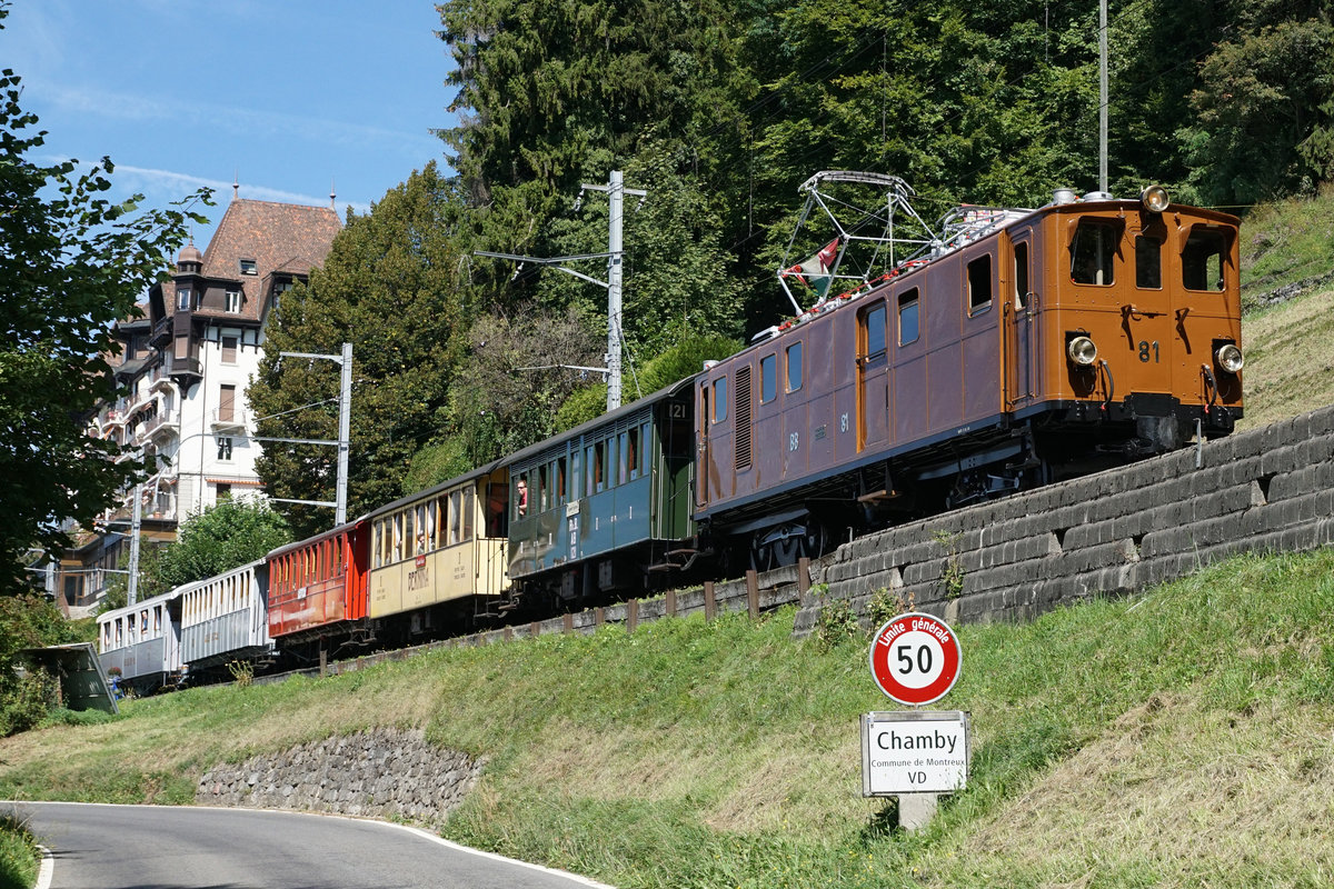 JAHRESRÜCKBLICK 2018
von Walter Ruetsch
Serie Nr. 3
50 JAHRE BLONAY-CHAMBY
Chemin de fer-musée
Vom Anfang bis zum Ende der Saison 2018 feierte die Blonay-Chamby-Bahn sein 50 jähriges Bestehen mit einem sehr interessanten und abwechslungsreichen Programm.
Ge 4/4 81 ausserhalb der heimischen Geleisen bei Chamby unterwegs nach Montreux.
