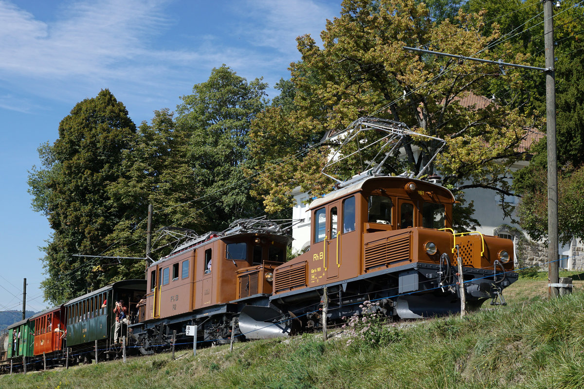 JAHRESRÜCKBLICK 2018
von Walter Ruetsch
Serie Nr. 3
50 JAHRE BLONAY-CHAMBY
Chemin de fer-musée
Vom Anfang bis zum Ende der Saison 2018 feierte die Blonay-Chamby-Bahn sein 50 jähriges Bestehen mit einem sehr interessanten und abwechslungsreichen Programm.
Vorspann Leistung der Ge 2/2 161 vor Ge 4/4 182. Hier konnten die beiden Gastlokomotiven zusammen auf der BC verewigt werden was, nicht so schnell wieder vorkommen wird.
