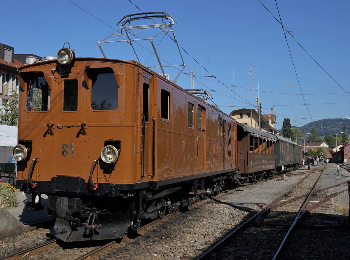 JAHRESRÜCKBLICK 2018
von Walter Ruetsch
Serie Nr. 3
50 JAHRE BLONAY-CHAMBY
Chemin de fer-musée
Vom Anfang bis zum Ende der Saison 2018 feierte die Blonay-Chamby-Bahn sein 50 jähriges Bestehen mit einem sehr interessanten und abwechslungsreichen Programm.
Die frisch revidierte Ge 4/4 81 vor einem langen Sonderzug in Blonay zur Abfahrt bereit am 8. September 2018. 
