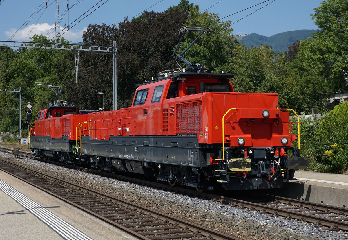 JAHRESR�CKBLICK 2018
von Walter Ruetsch
Serie Nr. 4
Zwei SBB Aem 940 Zweikraftloks auf Testfahrt bei Solothurn-West am 20. August 2018.
