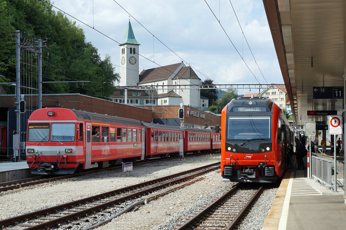 JAHRESR�CKBLICK 2018
von Walter Ruetsch
Serie Nr. 5
Zusammentreffen von Alt und Neu bei den Appenzeller Bahnen AB anl�sslich einer Zugskreuzung in Gossau am 17. August 2018.