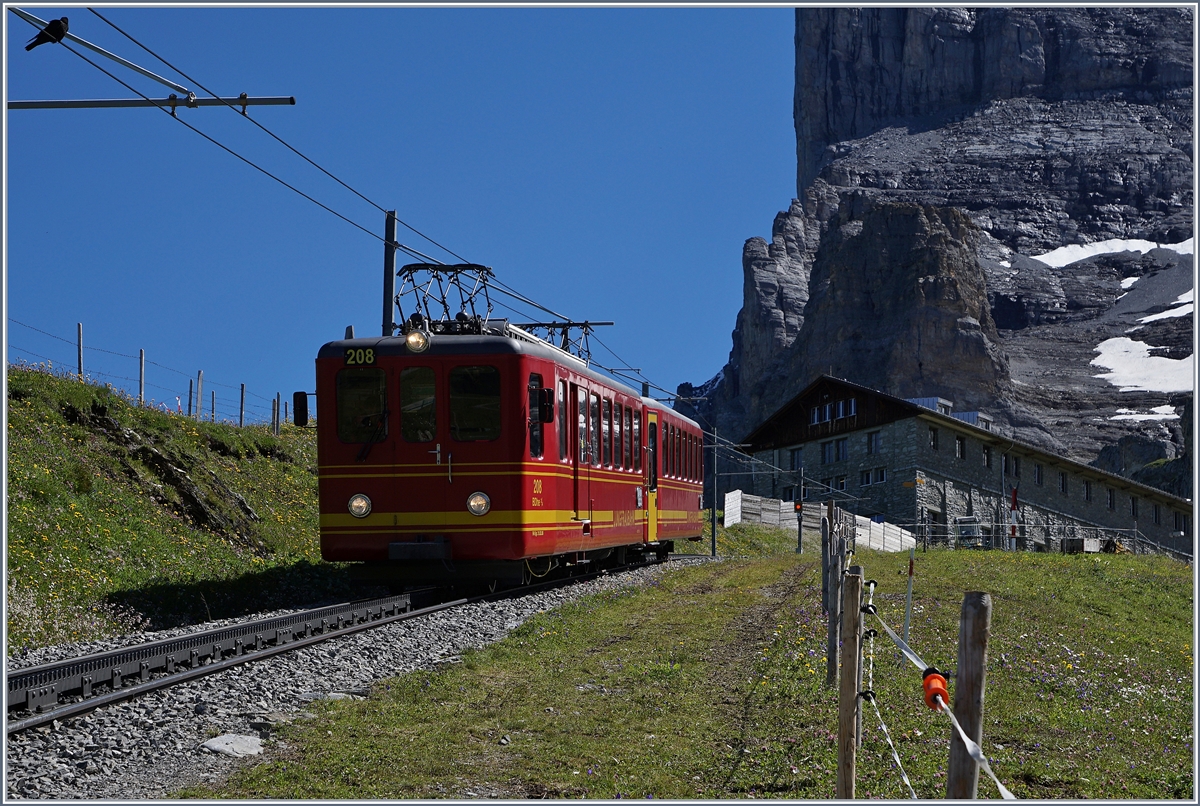 Je näher man sich der dunken Felswand nähert, ja unwirtlicher wird es, doch der Vogle ganz links oben im Bild wäre fast der  Bildausrichutng  zum Opfer gefallen...
Ein  klassischer  JB Zug verlässt die Station Eigergletscher.
8. August 2016