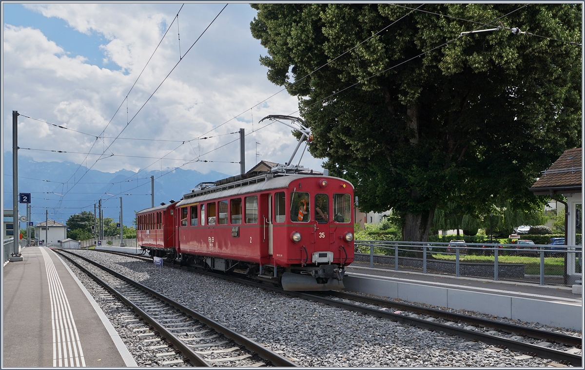 Jeweils am letzten Sonntag im Monat während der Betriebssaison (ausgenommen bei Sonderveranstaltungen) verkehren zwei  Riviera Belle Epoque  Zugspaare der Blonay -Chamby Bahn von Chaulin nach Vevey und zurück, die sogar auf den gedruckten Abfahrt Fahrpläne in Vevey zu finden sind. Das Bild zeigt den RhB ABe 4/4 35 mit dem passenden CEV B21 bei der Rückfaht nach Chaulin bei der Ankunft in St-Légier Gare.

 28. Juli 2020