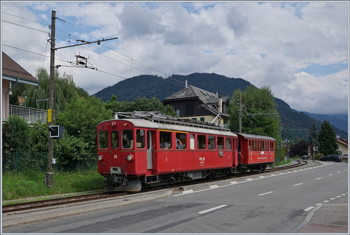 Jeweils am letzten Sonntag im Monat während der Betriebssaison (ausgenommen bei Sonderveranstaltungen) verkehren zwei  Riviera Belle Epoque  Zugspaare der Blonay -Chamby Bahn von Chaulin nach Vevey und zurück, die sogar auf den gedruckten Abfahrt Fahrpläne in Vevey zu finden sind. 

Das Bild zeigt den RhB ABe 4/4 35 mit dem passenden CEV B21 bei der Ankunft in Blonay.

28. Juli 2020