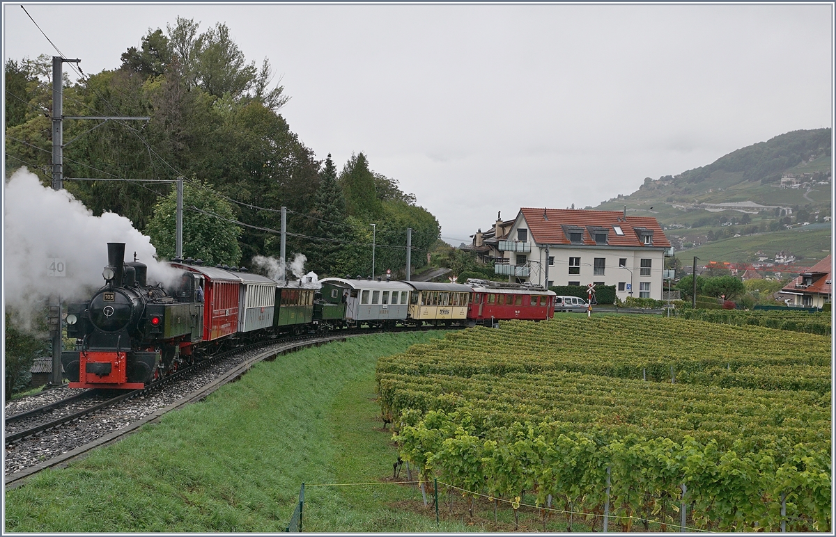 Jeweils am letzten Sonntag im Monat verkehrt der Blonay-Chamby Riviera Belle Epoque Zug, nach Vevey und dies mit mit zwei Zugspaaren am Morgen mit Dampf und am Nachmittag elektrisch.
Im Bild einer der wohl längsten Belle Epoque Züge auf der Fahrt von (Chaulin) bzw. Blonay nach Vevey hier kurz nach Clies mit dem RhB ABe 4/4 I 35 an der Spitze, den zwei BB und MCM  Personenwagen, mitten drin die G 3/3 N° 5 (ex LEB), gefolgt von SEG, MOB und CEV Wagen und den Schluss bildet die G 2x 272 105. 

27. September 2020
