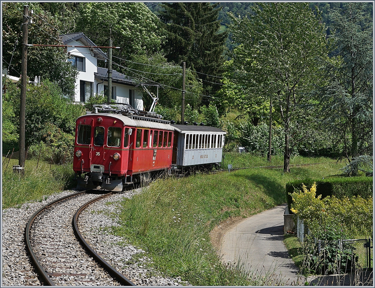 Jeweils am letzten Sonntag im Monat verkehrt der Blonay-Cahmby Riviera Belle Epoque Zug, nach Vevey und dies mit mit zwei Zugspaaren am Morgen mit Dampf und am Nachmittag elektrisch.
Im Bild der RhB ABe 4/4 I 35 mit dem MOB BC 22 auf dem Weg von Chaulin nach Vevey kurz vor Blonay.

26. Juli 2020
