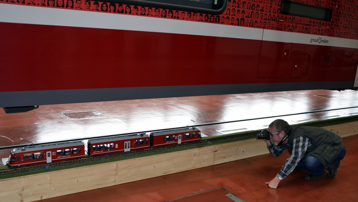 Jubiläum 125 Jahre RhB am 10.05.2014 im Depot Landquart.
Unter einem aufgebockten Allegra-Triebzug pendelte ein Pendant von LGB im Maßstab 1/22,5. Hier auf Augenhöhe fotografiert von meinem Bruder.