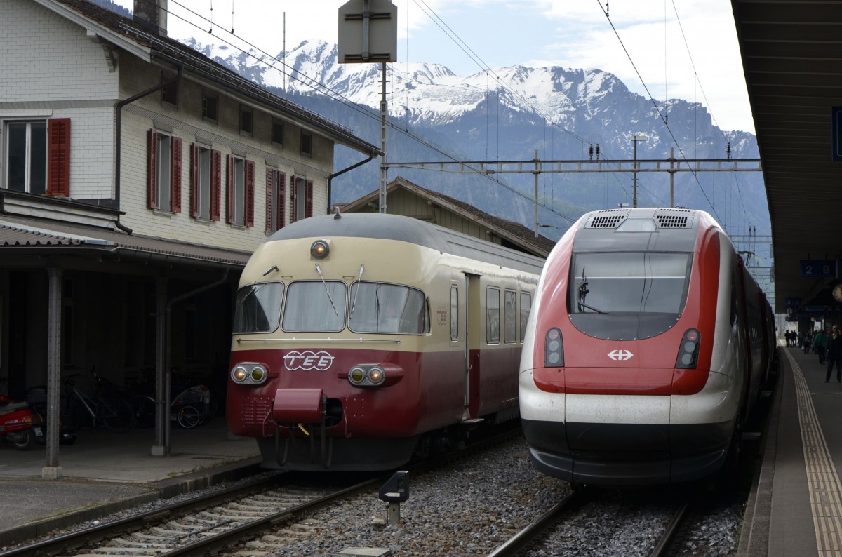 Jubiläum 125 Jahre RhB am 10.05.2014 in Landquart. Anlässlich des Jubiläums war im Bahnhof Landquart der SBB TEE  Gottardo  ausgestellt. Daneben ein moderner Triebzug.
Es ist wohl nicht schwer zu raten, welcher Zug mir wohl besser gefällt...