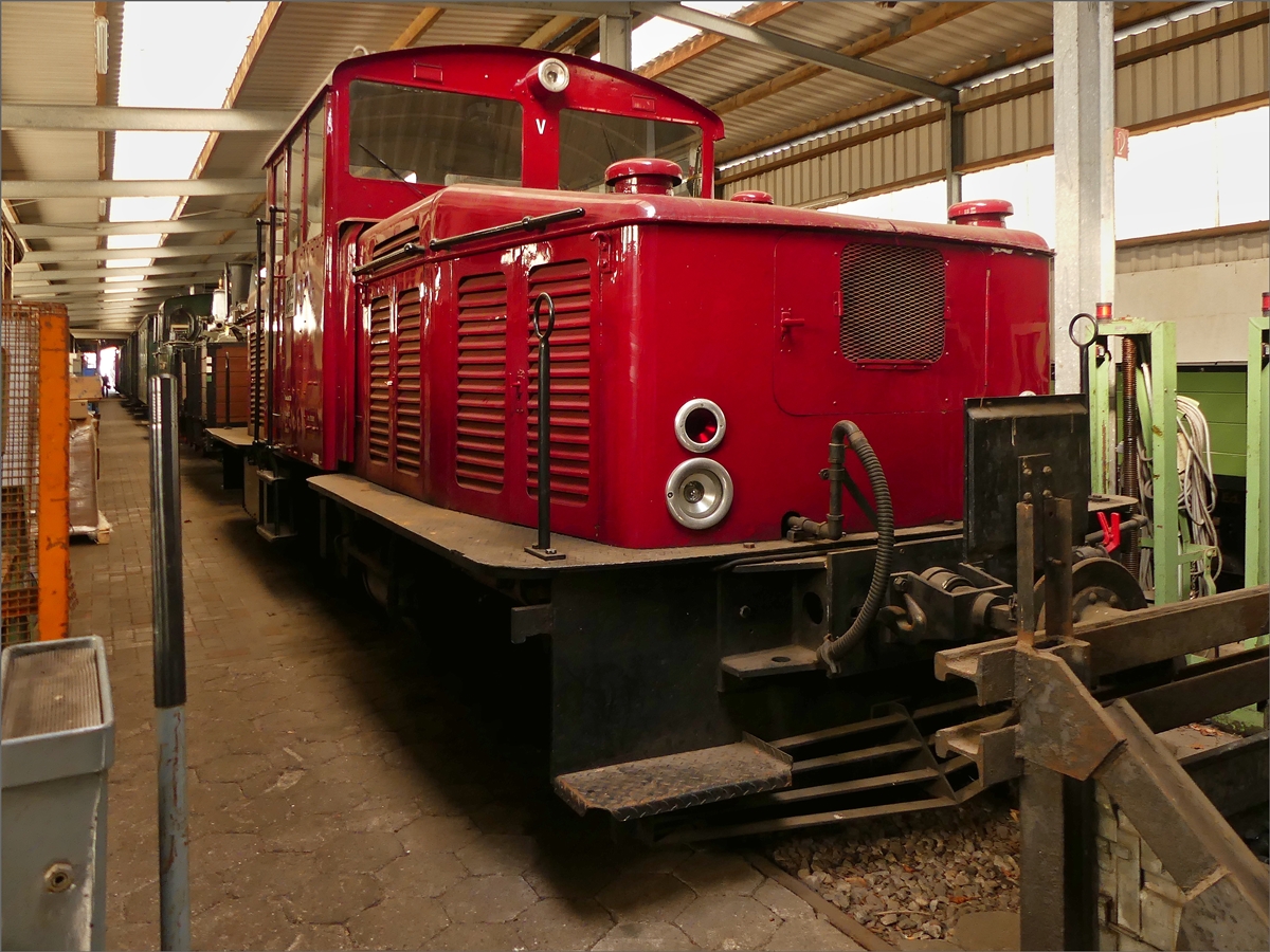 Jung Lok V 29 Nr 11464 Bj 1952,(DB V29 952), gebaut von der Arnold Jung GmbH Lokomotivfabrik in Jungthal bei Kirchen (Sieg) Bauart B’B’dh, steht in der Halle abgestellt. 15.09.2019 (Jeanny)
Infos von der Website des DEV:  http://www.museumseisenbahn.de/