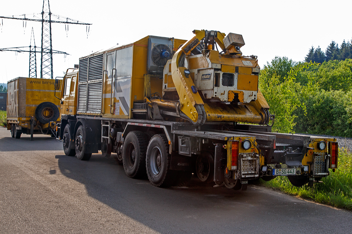 
Kaiser Zweiwege MAN TGA 35.480 8x4 mit Schlatter Abbrennstumpfschweissanlage (Schweres Nebenfahrzeug Nr. 97 59 95 502 60-9; UIC-Nummer 99 70 9919 007-3) der SWT SERSA Welding Team GmbH (Berlin), abgestellt am 24.05.2015 beim ICE-Bahnhof Montabaur.

Leider im Gegenlicht, aber hier von der Ansicht von Hinten sieht man sehr gut die Schlatter Abbrennstumpfschweissanlage System AMS60 und die Hebevorrichtung.