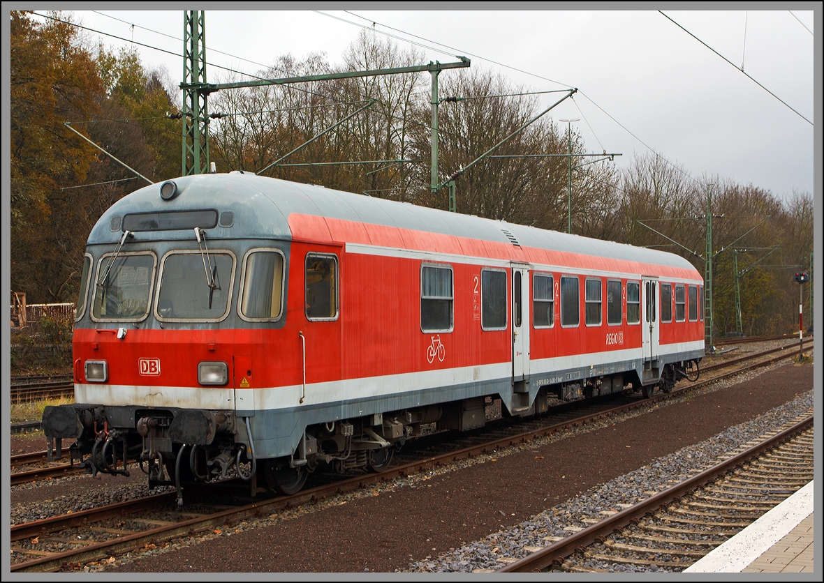 Karlsruher ex Silberling-Steuerwagen (n-Wagen)  D-DB 50 80 82 - 34 282 - 7 Bnrdzf 477, abgestellt am 24.11.2013 in Au (Sieg). 
Diese Wagen sind für eine Höchstgeschwindigkeit von 140 km/h zugelassen.

