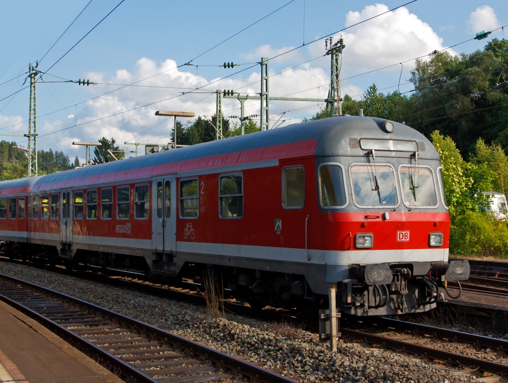 Karlsruher Steuerwagen (2. Klasse DB Nahverkehrs-Steuerwagen mit Fahrradabteil) Bnrdzf 463.1, Betriebsnummer: D-DB  50 80 82-34 102-7 am 19.08.2013 im Bahnhof Betzdorf/Sieg. 

Technische Daten:
Zul�ssige H�chstgeschwindigkeit: 140km/h
L�nge �ber Puffer: 26,4 m
Leergewicht: 33.000 kg
