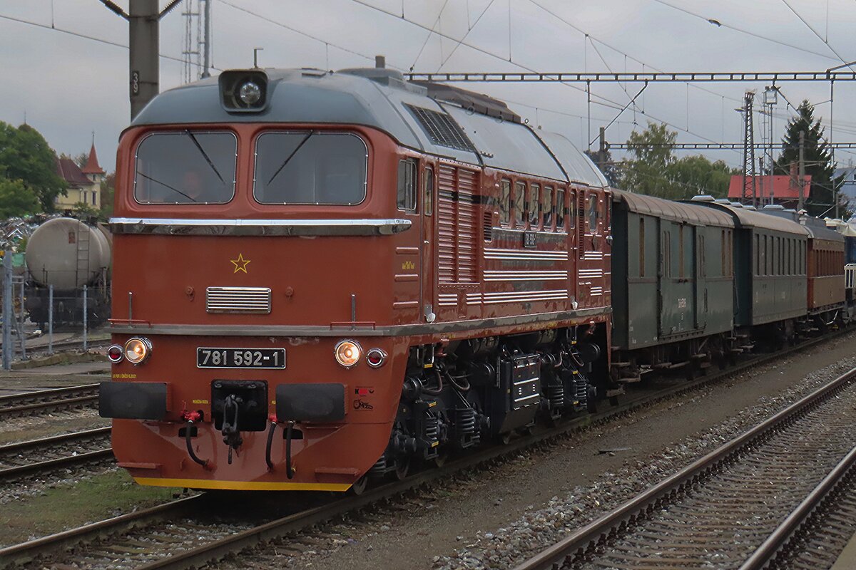 KDS 781 592 rangiert am 26 September 2025 einige Museumswagen ins kleiner Bw von Benesov u Prahy.